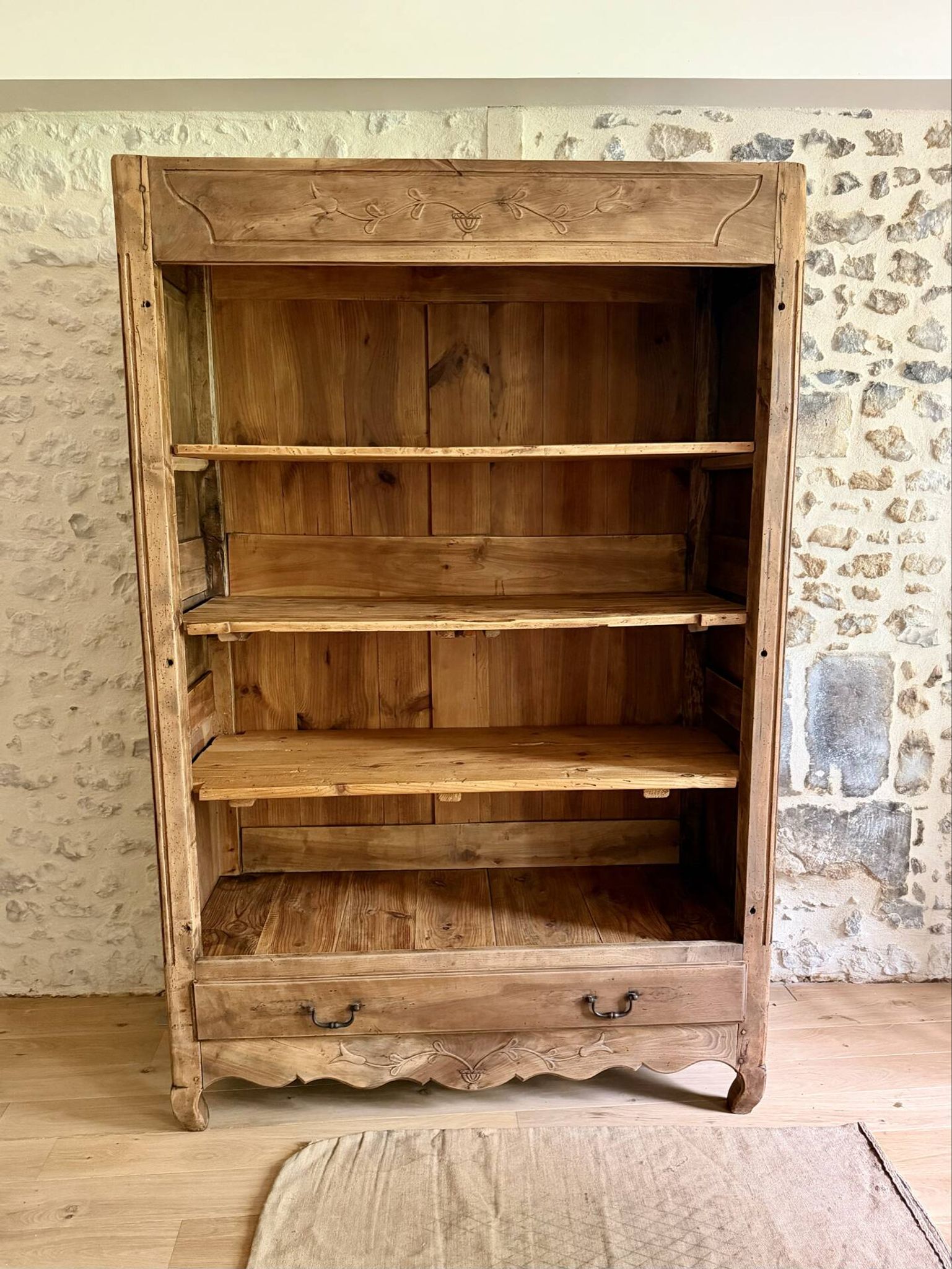 Bibliothèque en bois rénovée