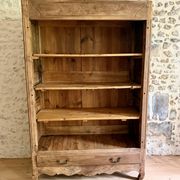 Bibliothèque en bois rénovée