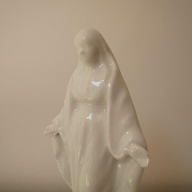 Statue de la Vierge Marie en porcelaine blanche