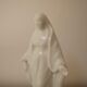 Statue de la Vierge Marie en porcelaine blanche