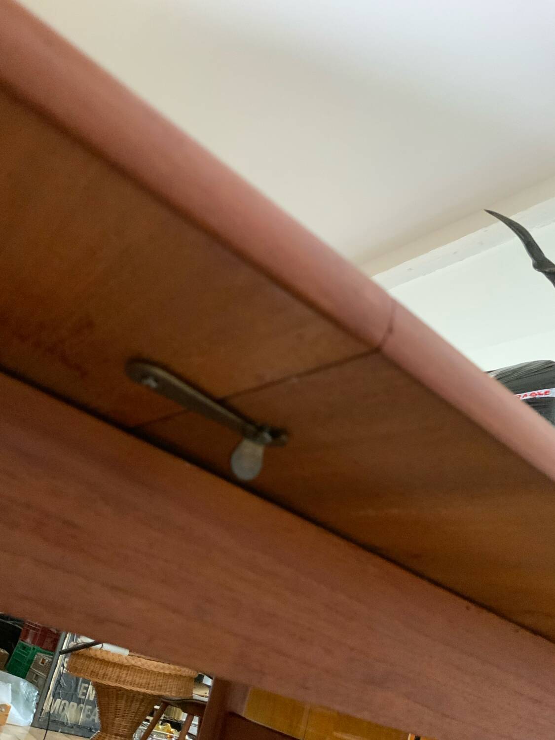 Extendable dining table