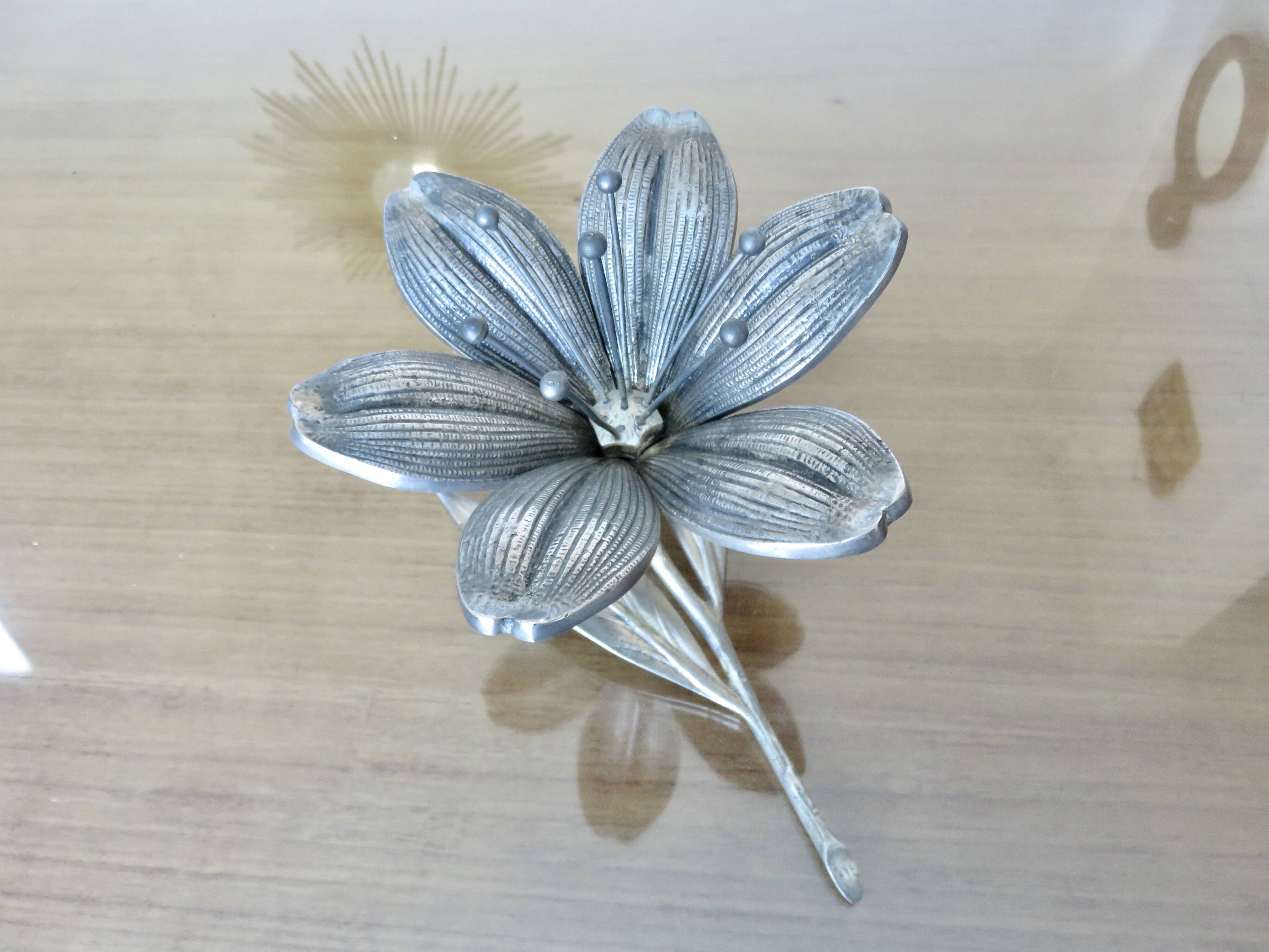 série de 6 cendriers en bronze argenté en forme de fleur vers 196O ou 1970