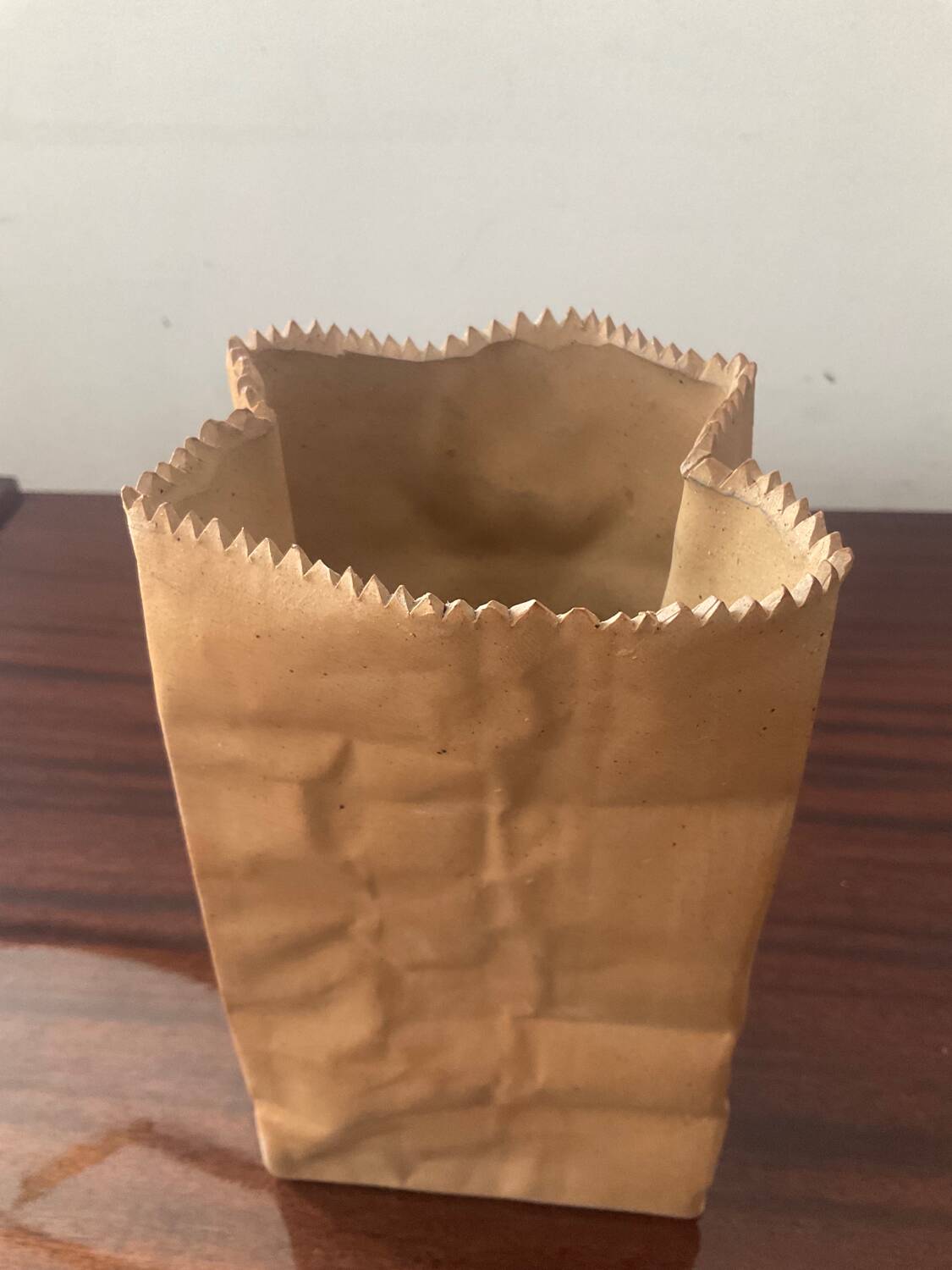 Vase Paper Bag trompe l’œil signé Alka Malta