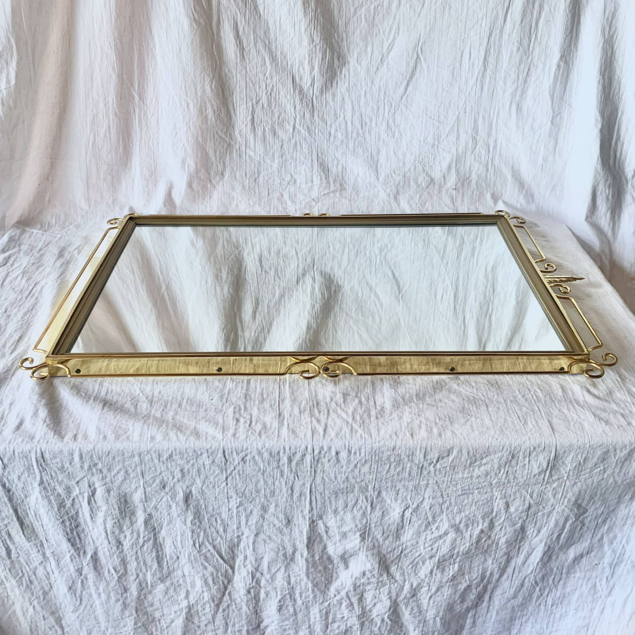 Miroir mural Hollywood Regency en laiton doré - 70 x 46 cm