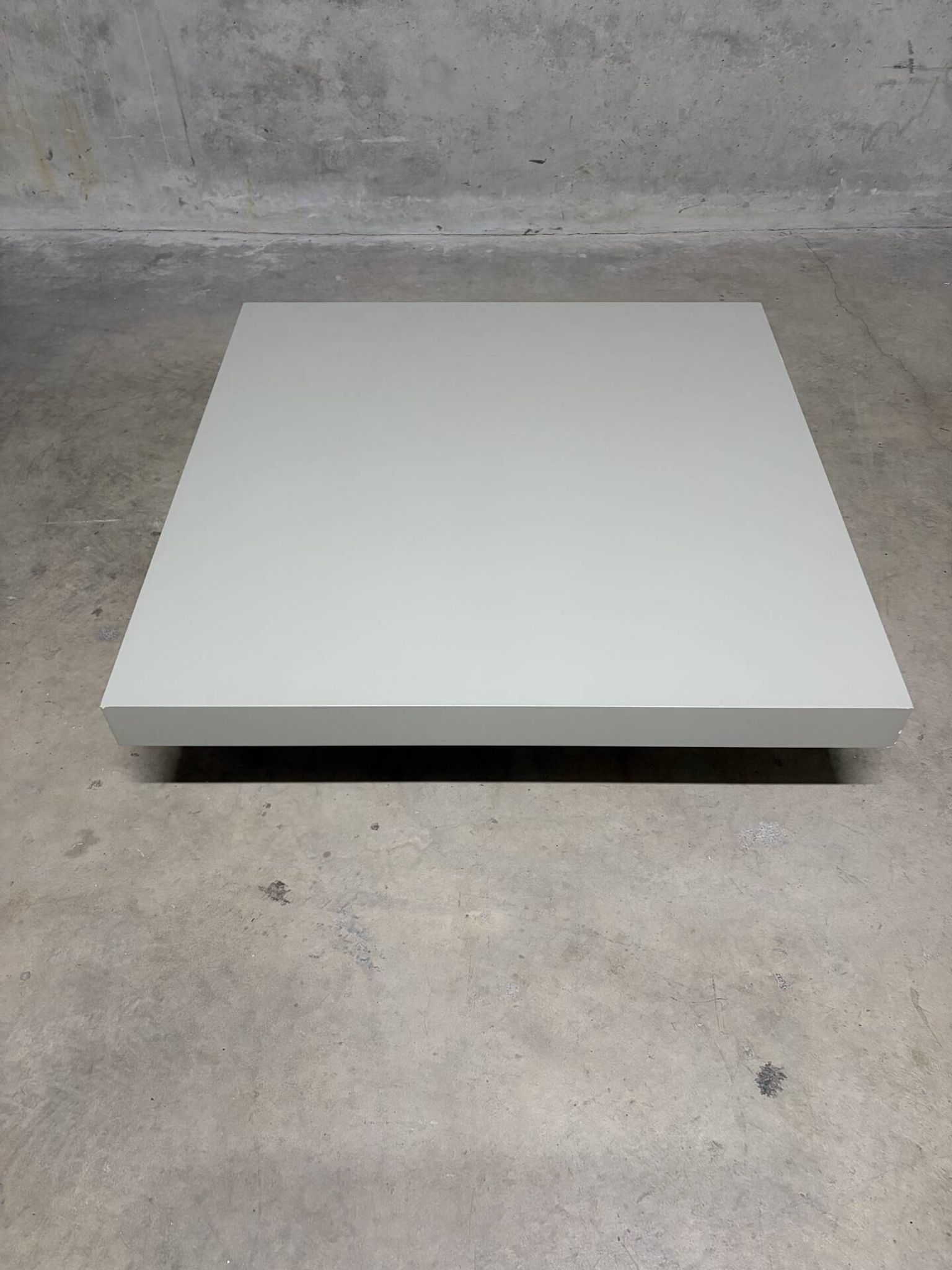 Set of 2 design coffee tables by Molteni&C, light wood and grey lacquered.