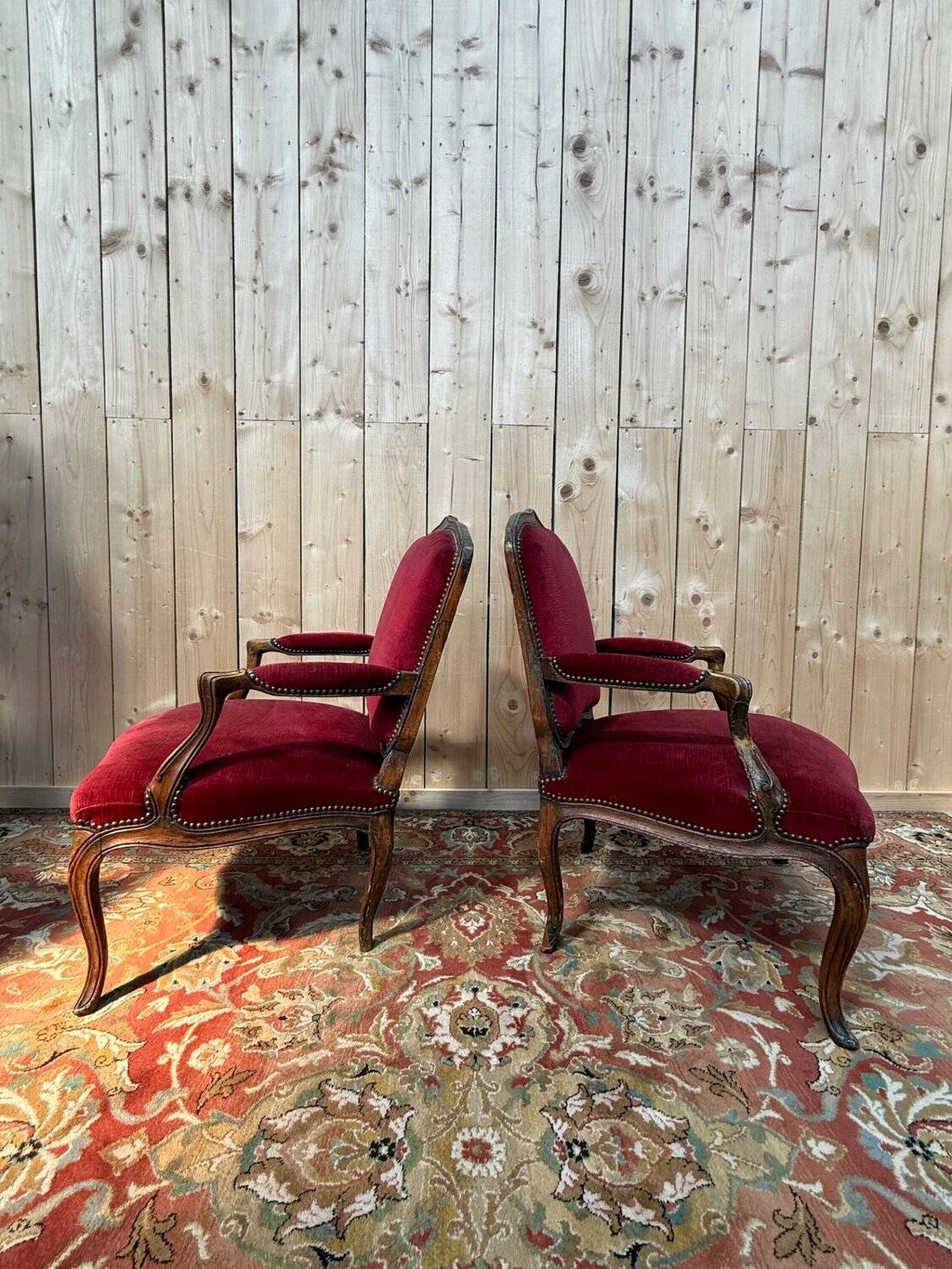 Pair of armchairs from the Louis XV period – Carved wood, burgundy velvet