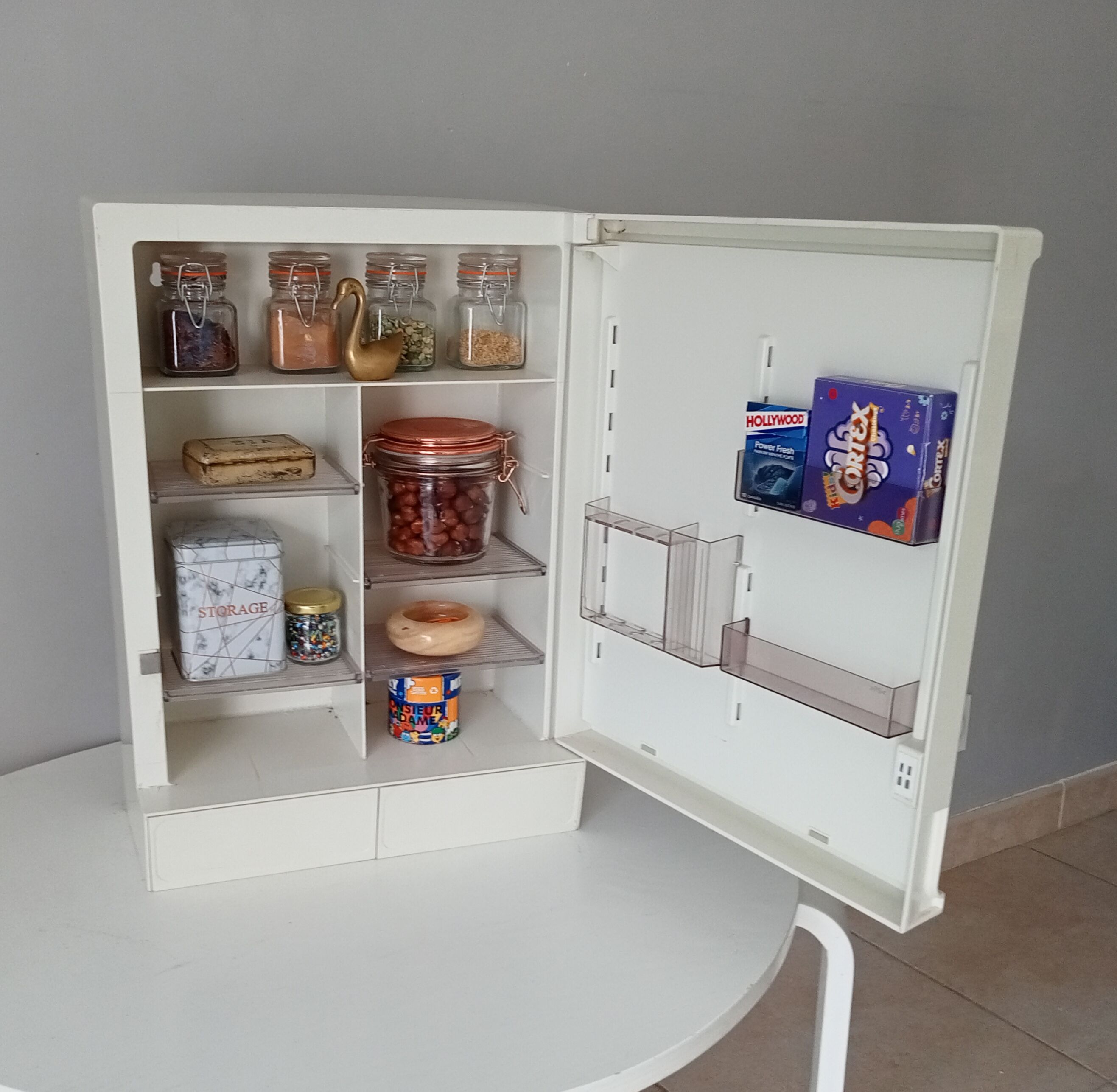 Vintage medicine cabinet 80s