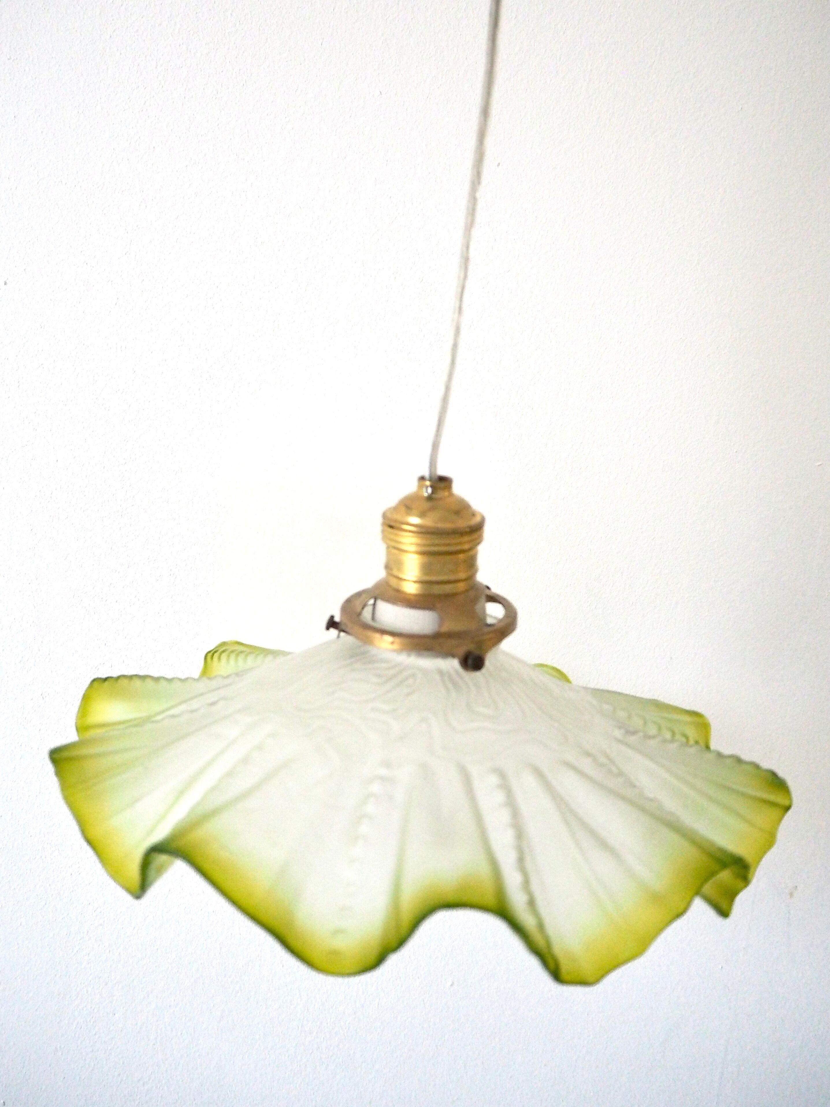 Green glass flower suspension