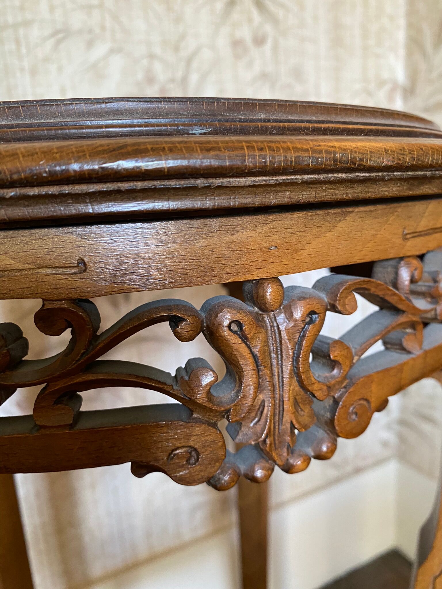 Fifth wheel / Carved wooden plant door with double top - brown marble around 1900