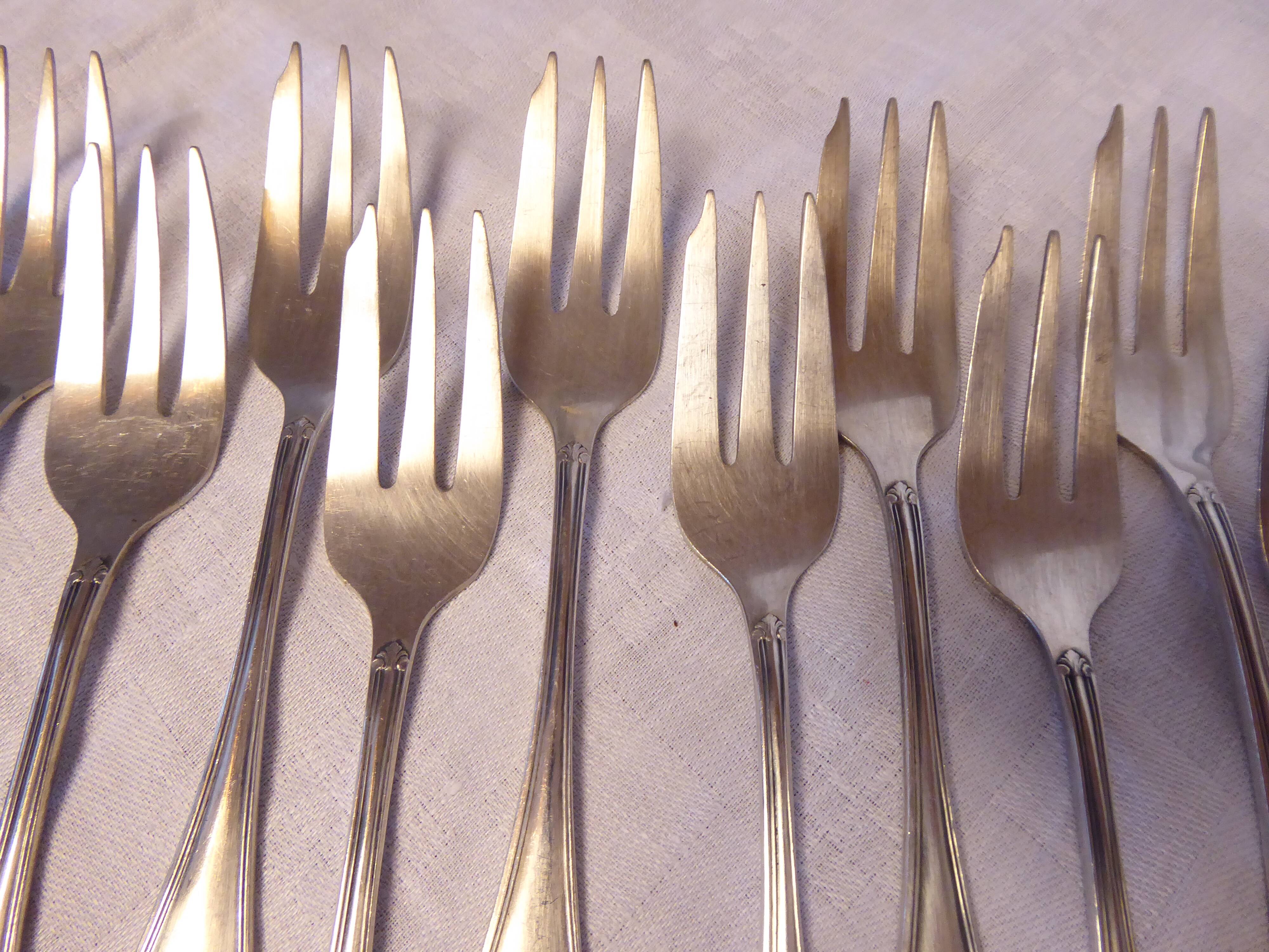 12 fourchettes à dessert en métal argenté
