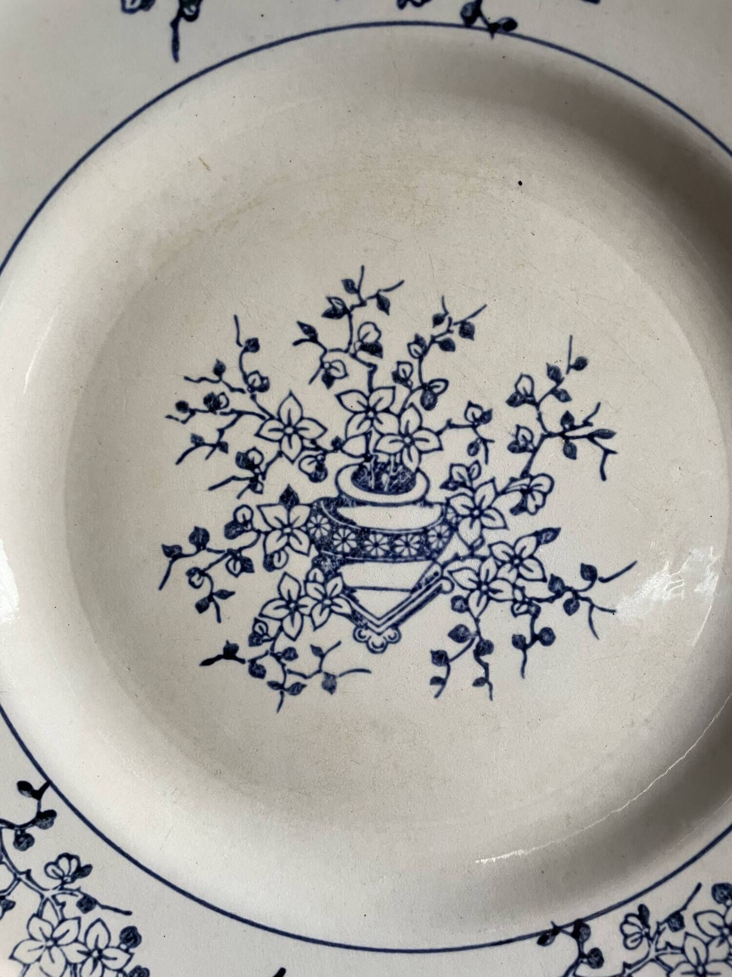 Set of numbered Terre de Fer St Amand plates (4 hollow and a flat plate)