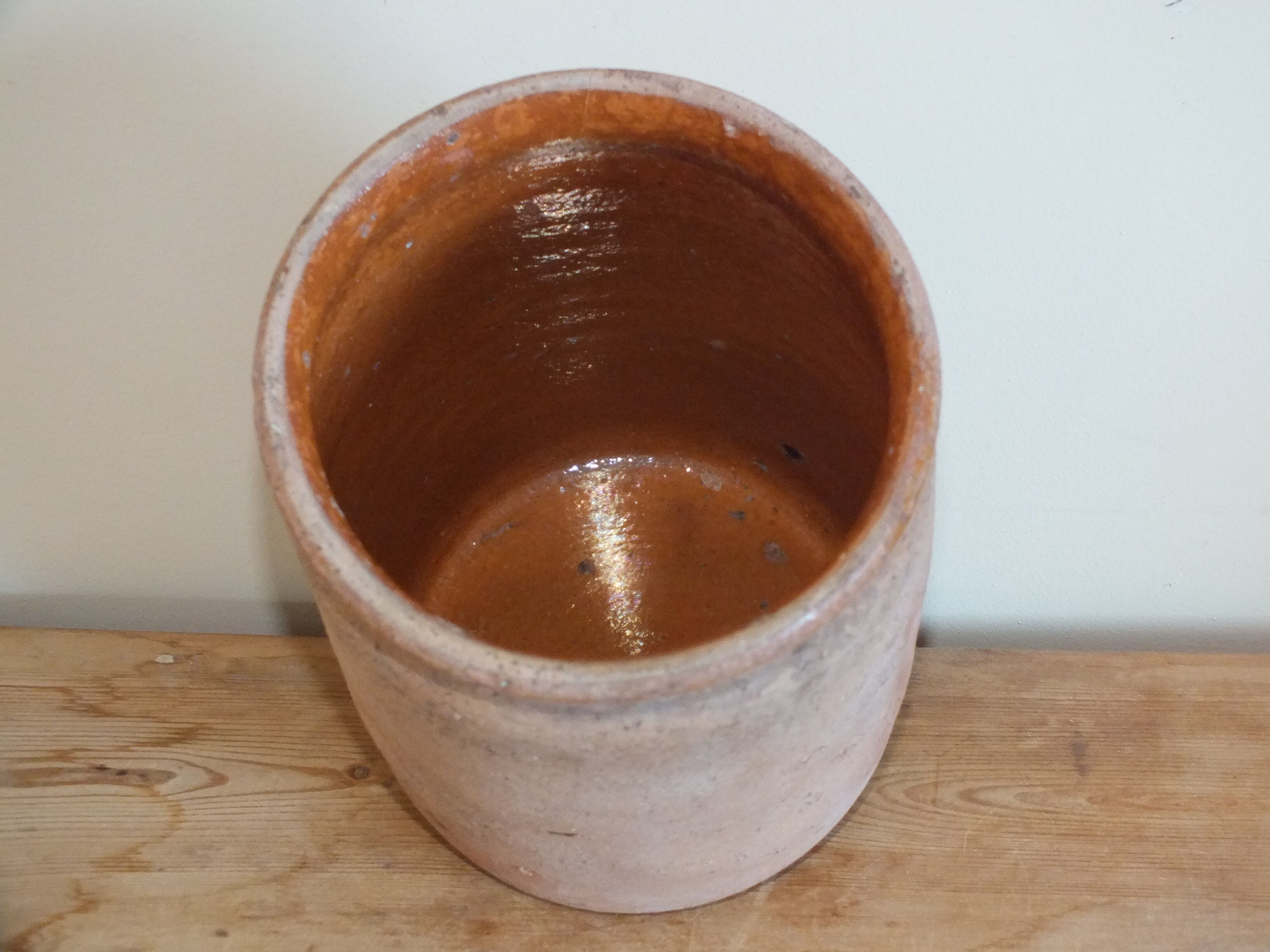 Ancien pot à graisse ou à miel en terre vernissée ocre