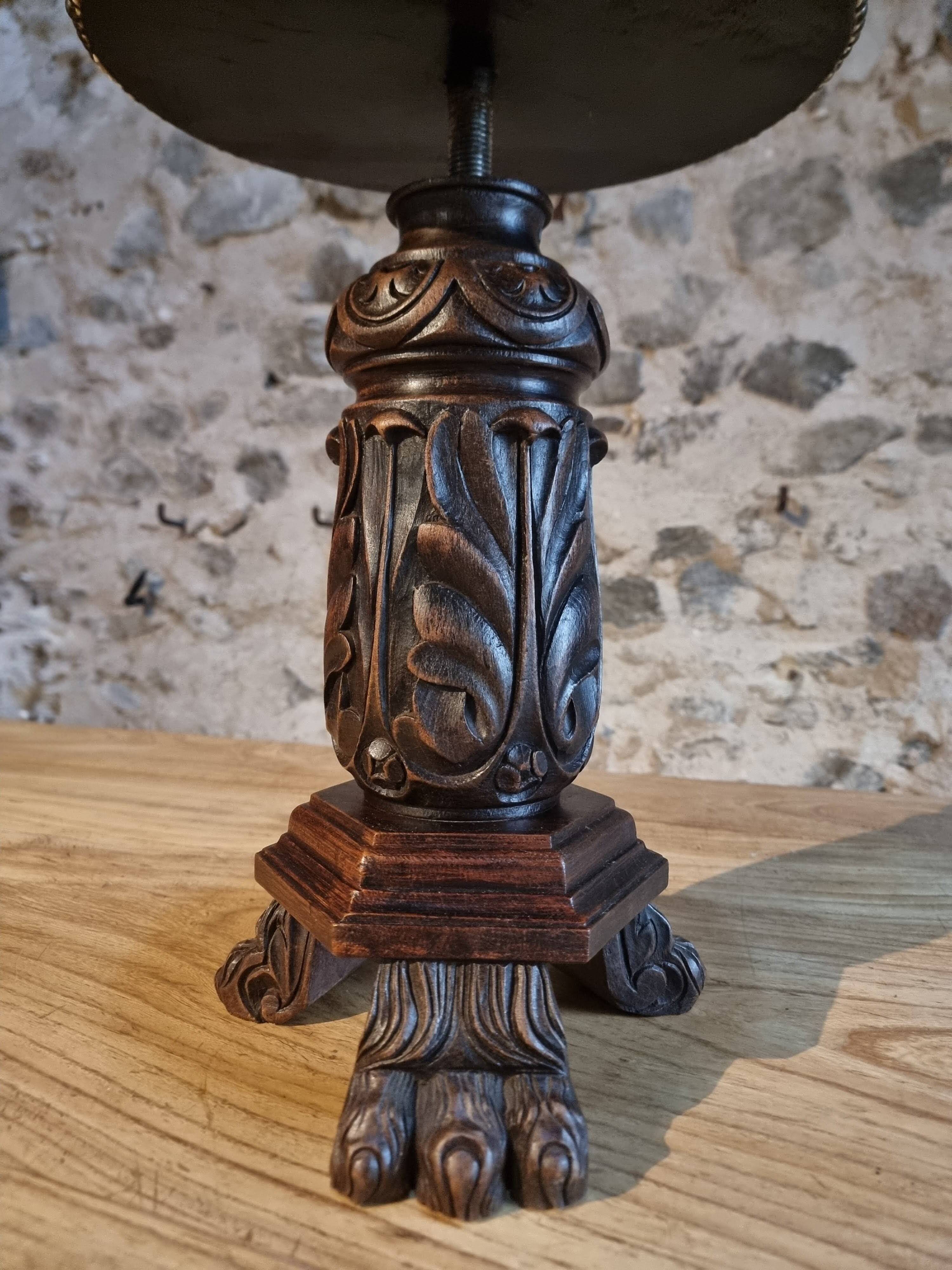Tabouret de piano ancien en bois réglable avec base sculptée et assise en tapisserie, vers 1880–1910