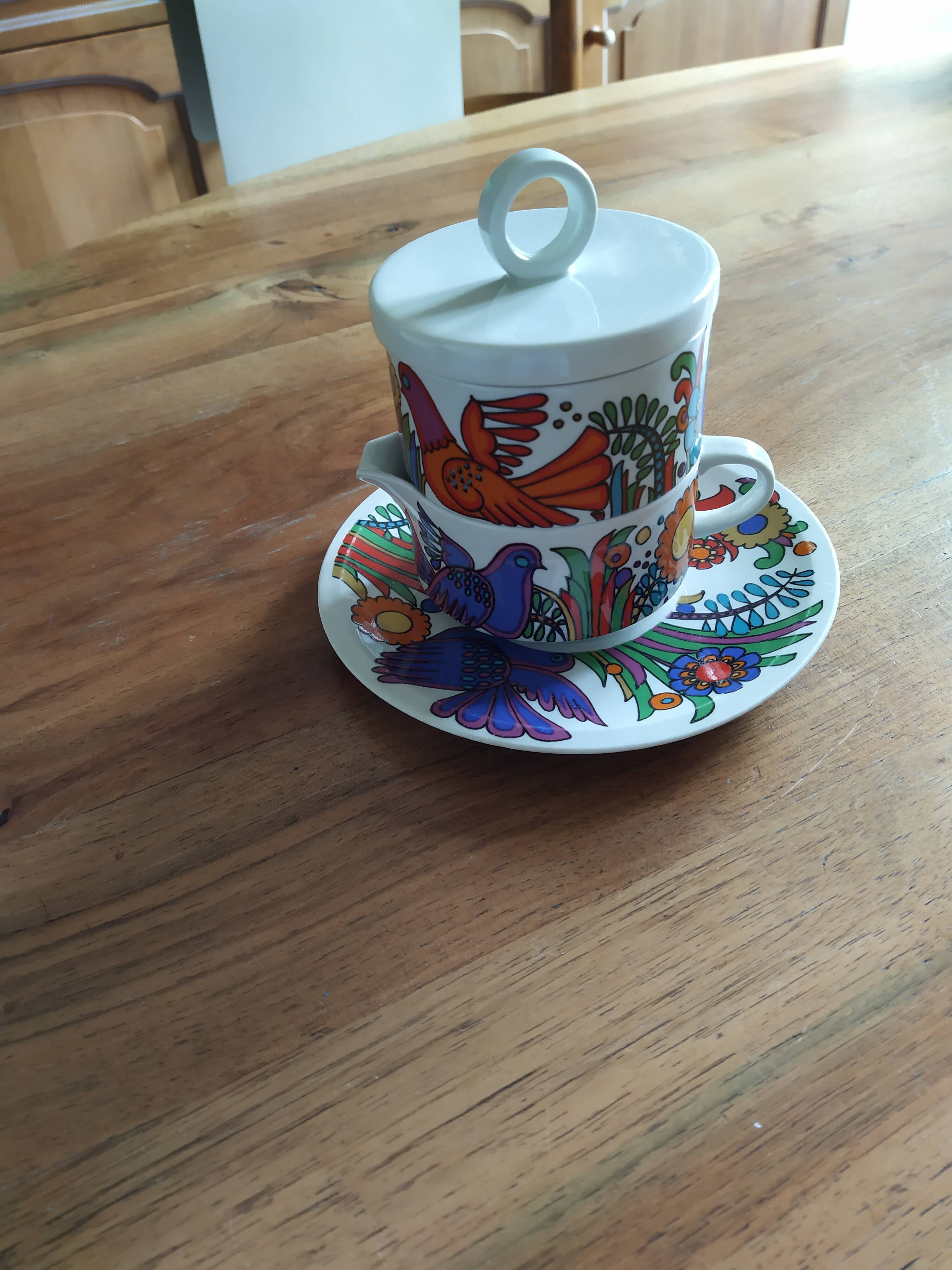 Milk jug, sugar bowl on Acapulco plate from Villeroy and Boch