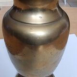 Vase en laiton sculpté
