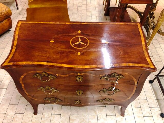 Curved chest of drawers of the eighteenth century