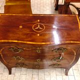 Curved chest of drawers of the eighteenth century