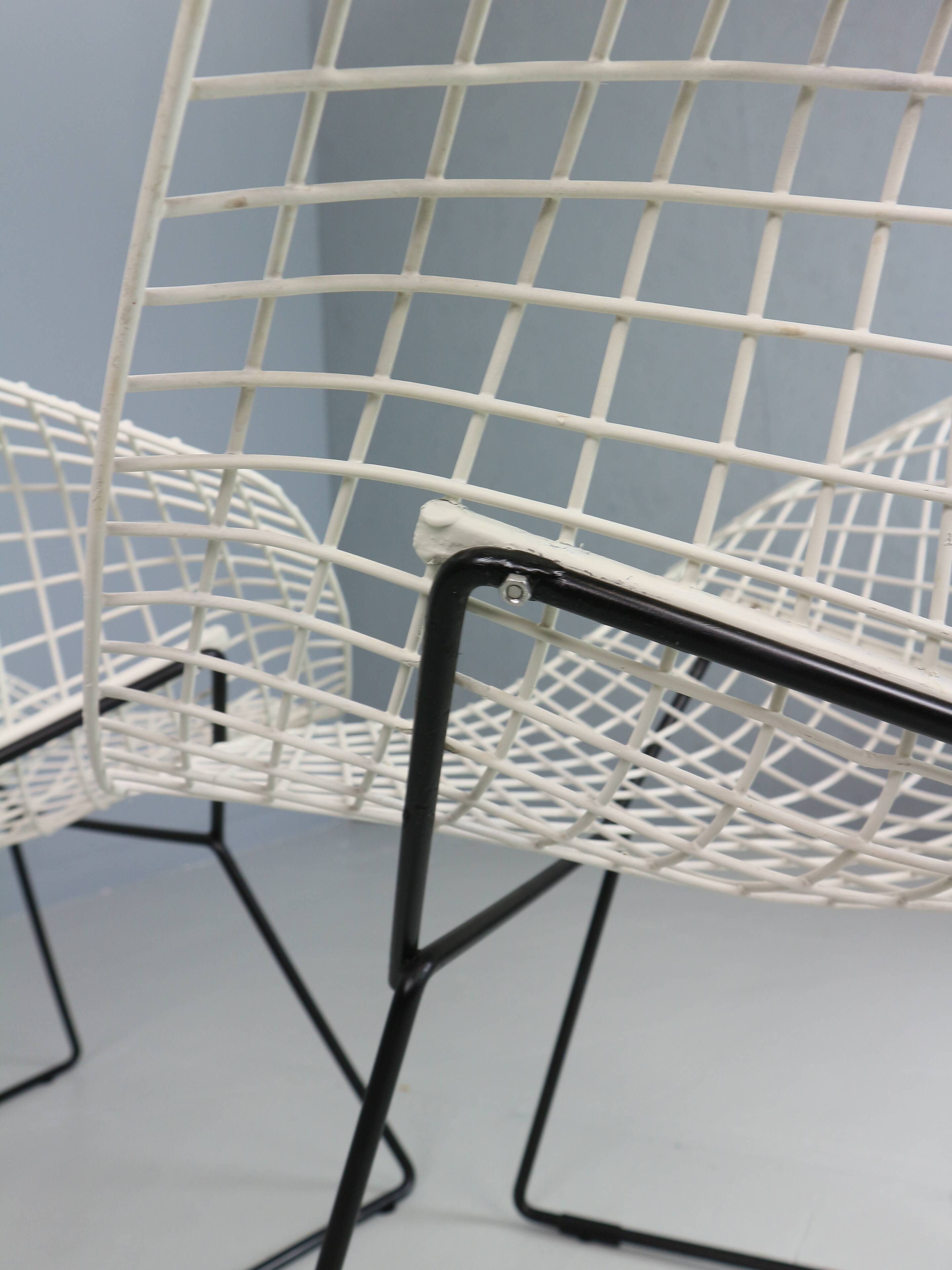 Set of two Diamond chair by Harry Bertoia in white & black metal. 1960s