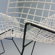 Set of two Diamond chair by Harry Bertoia in white & black metal. 1960s