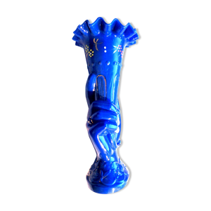 vase opaline bleu-nuit art déco, main tenant un cornet émaillé de fleurettes