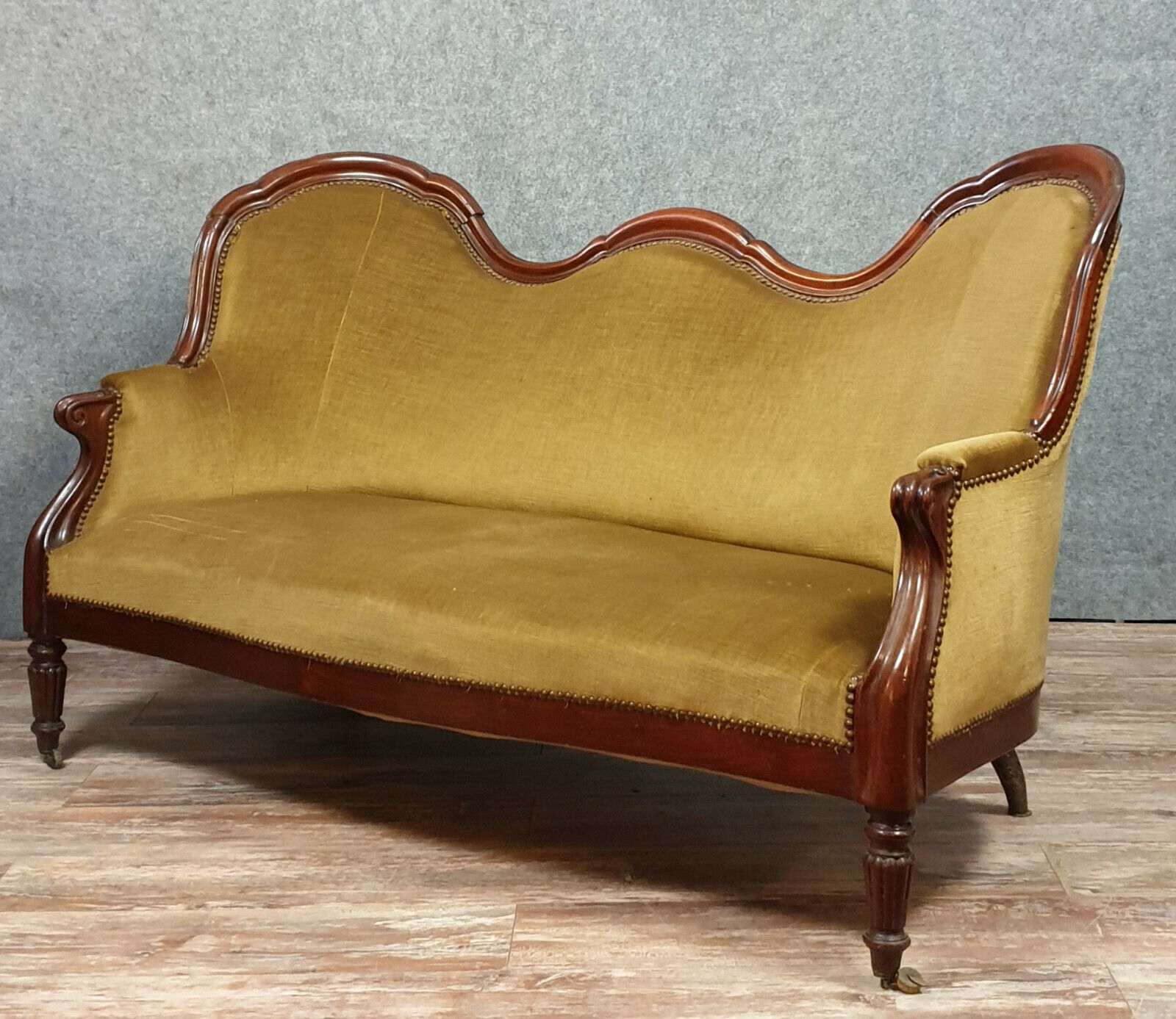 Napoleon III-era seating in mahogany and Genoa velvet around 1850
