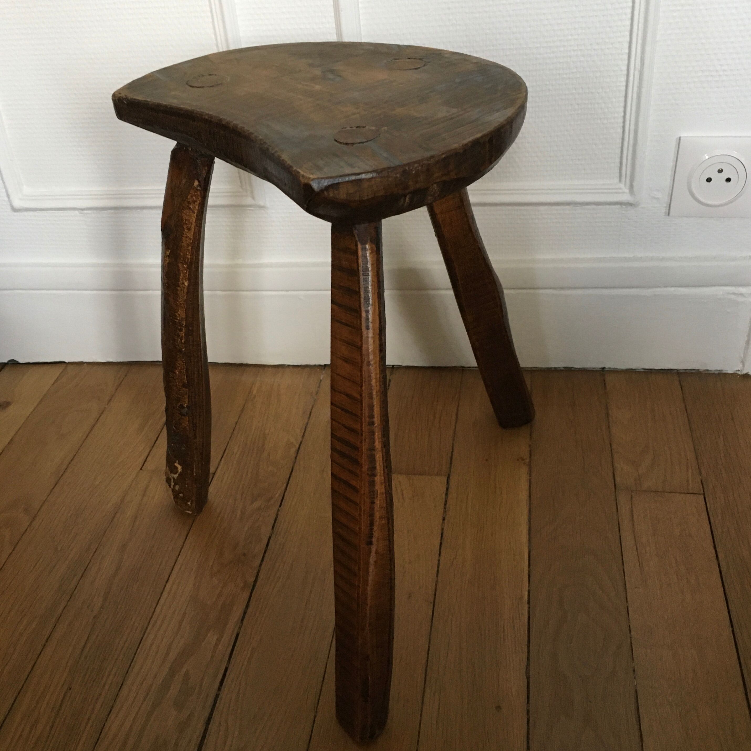 Tabouret brutaliste tripode