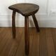 Tabouret brutaliste tripode