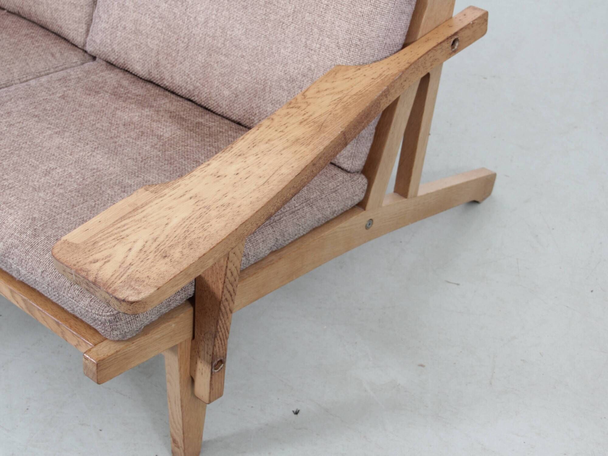 Pair of Scandinavian armchairs GE 375, with 1 pair of armrests.