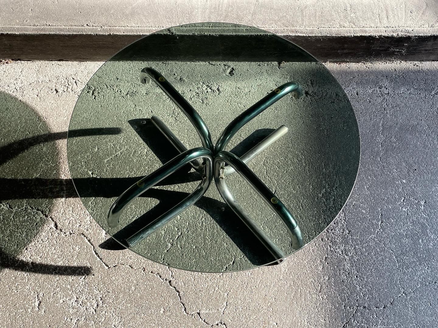 Table basse ronde en métal chromé et verre fumé,1970s