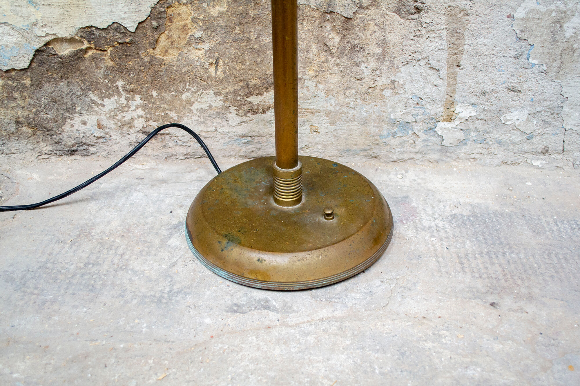 Floor lamp in brass and lacquered aluminum Italia Anni '50