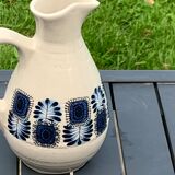 Carafe en grès émaillée avec un joli motif de fleurs bleues vintage et design 1970
