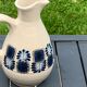 Carafe en grès émaillée avec un joli motif de fleurs bleues vintage et design 1970