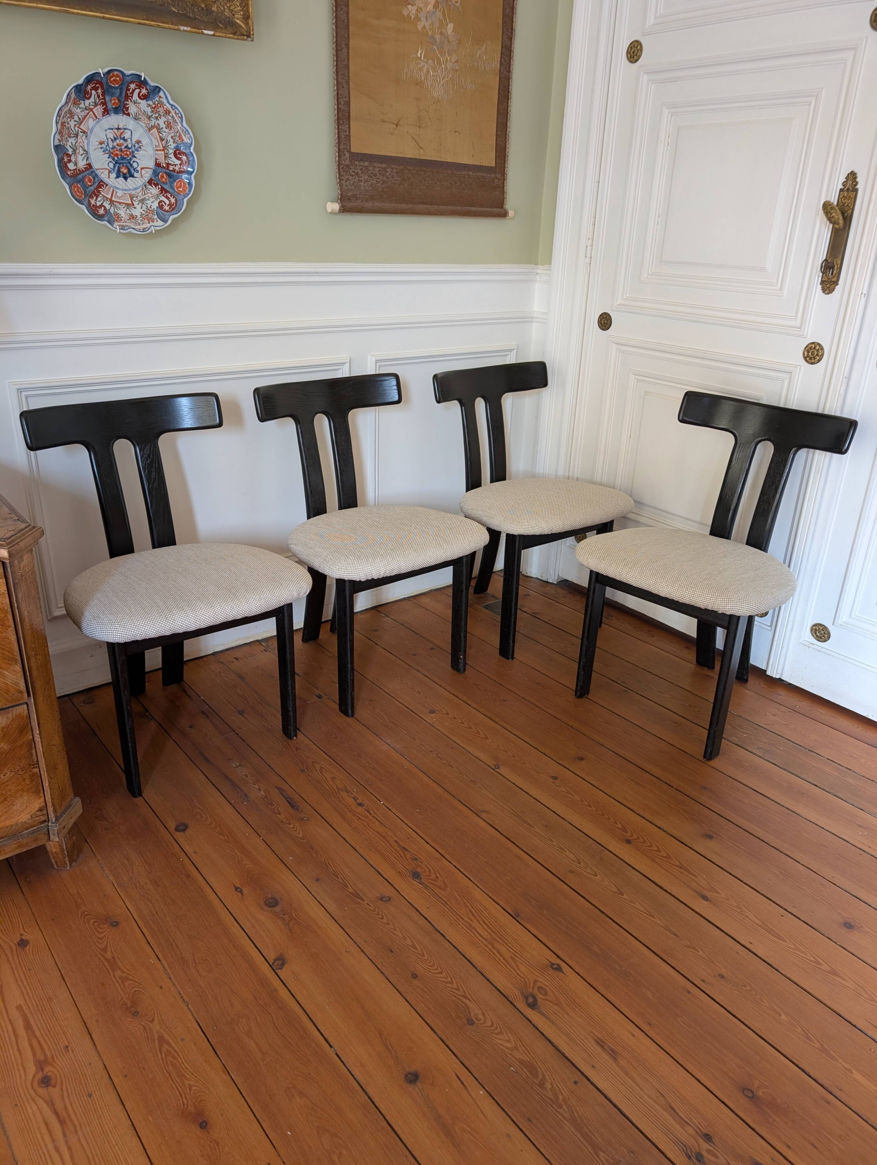 Set of 4 Oak "T-Shape" dining chairs