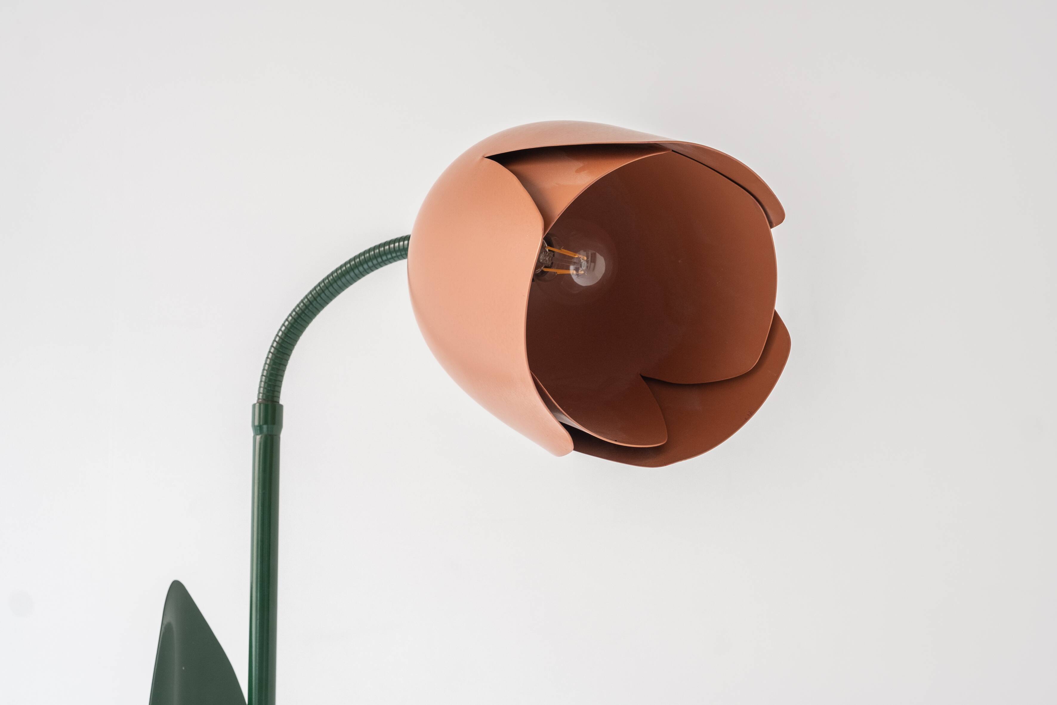 Lovely postmodern tulip flower floor lamp by Peter Bliss for Bliss, UK 1980’s.