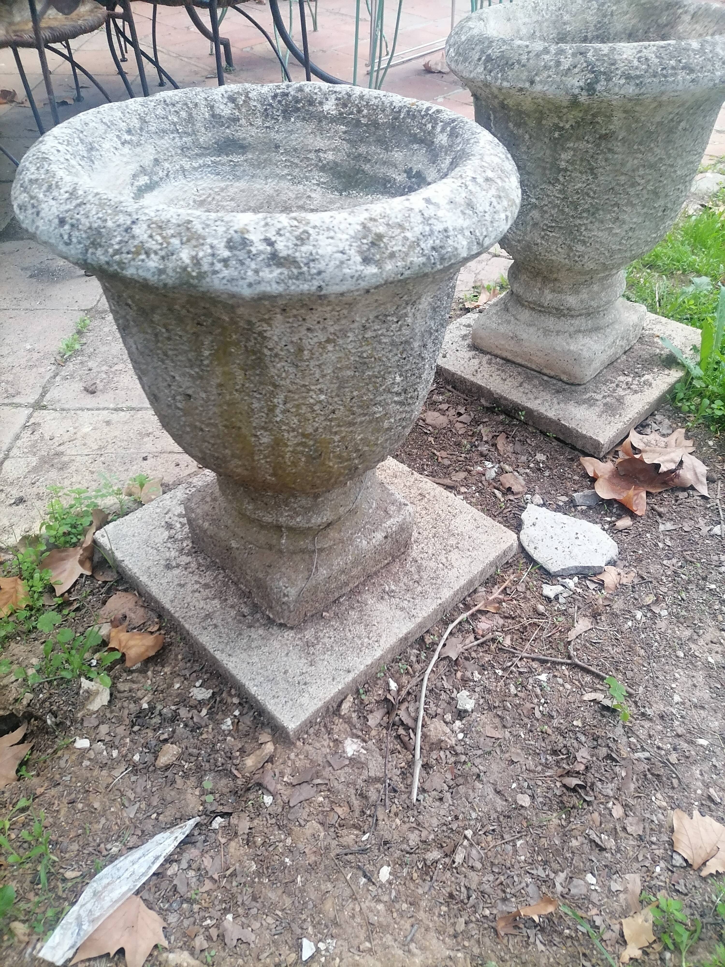 Pair of Medici basins from the 40s - 50s. Garden decoration.
