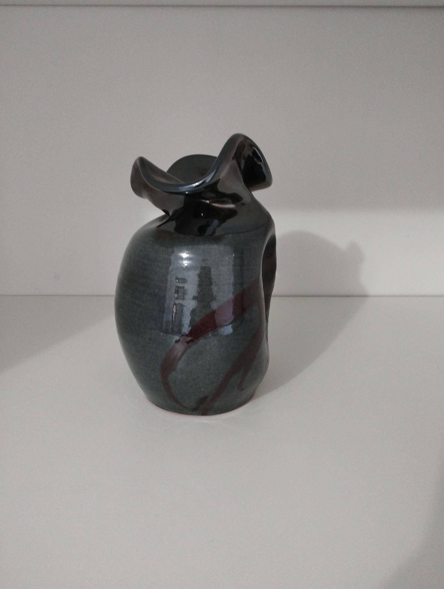Vase émaillé signé par Thomas Buxo de forme libre asymétrique