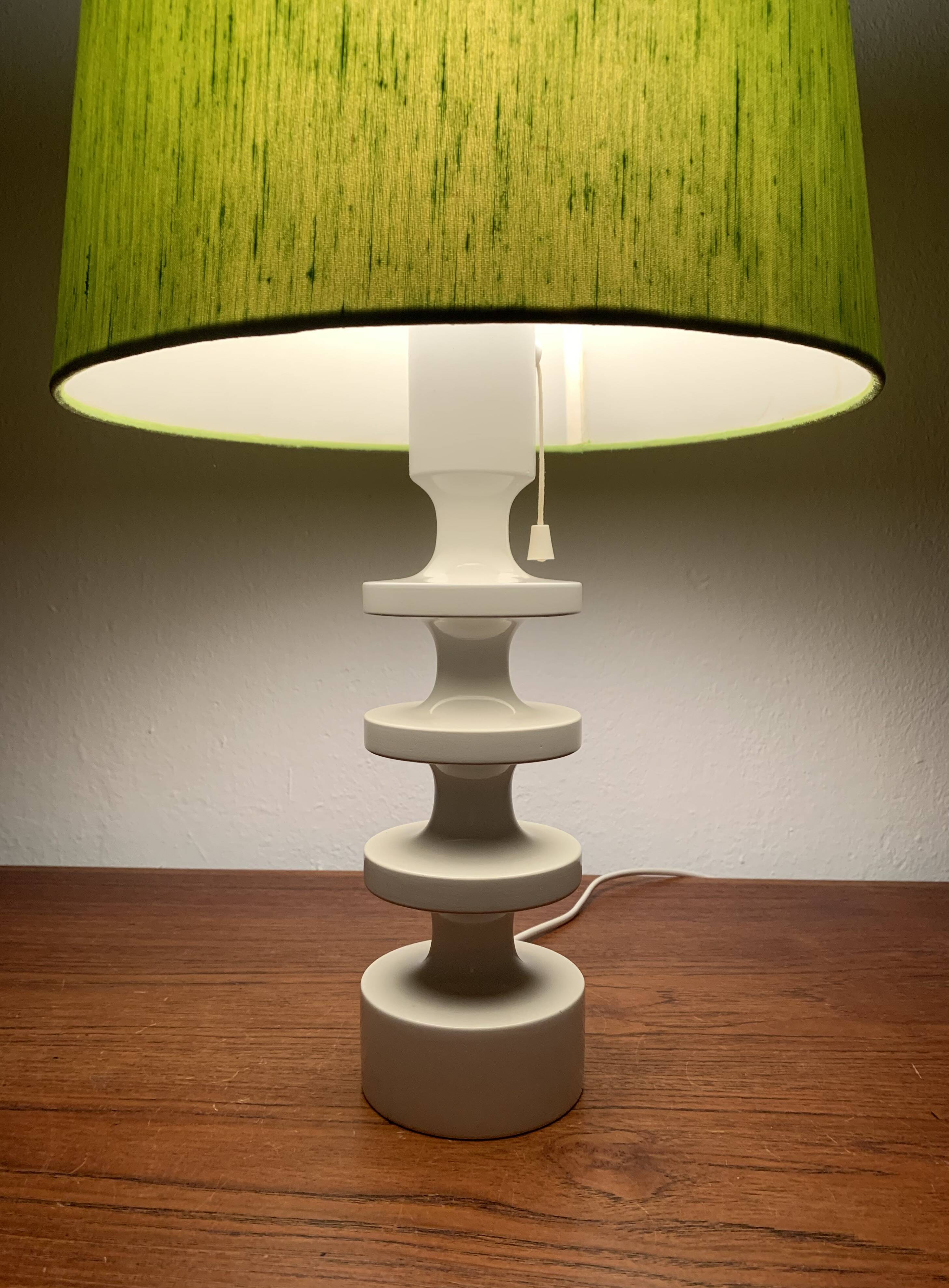 Lampe de table en bois par Uno et Östen Kristiansson