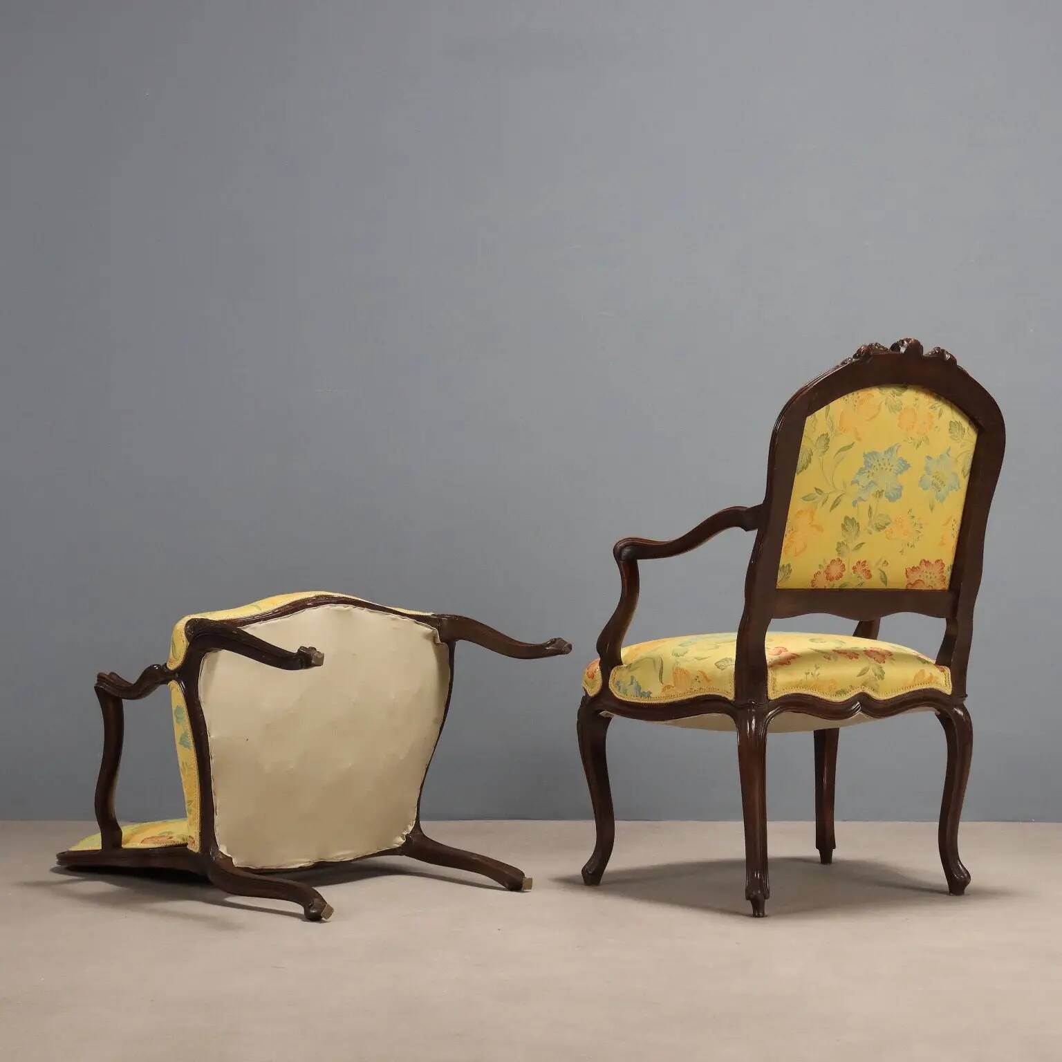 Fauteuils anciens style baroque en noyer sculpté XIX-XX siècle