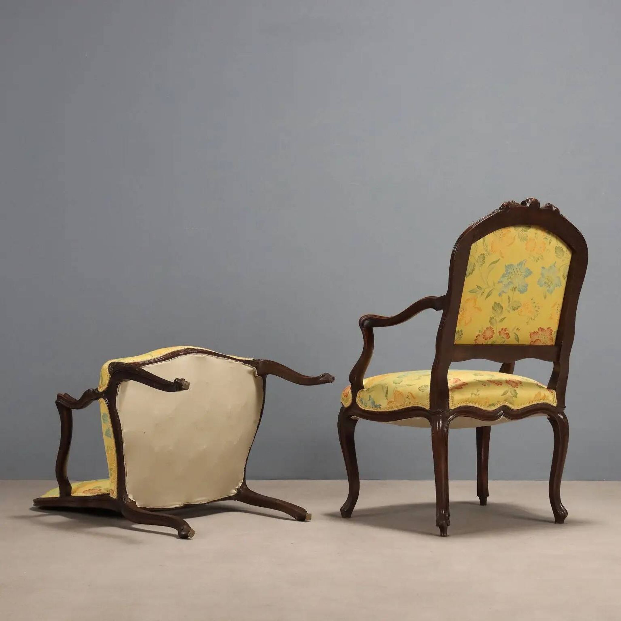 Antique baroque-style armchairs in carved walnut from the 19th-20th century.