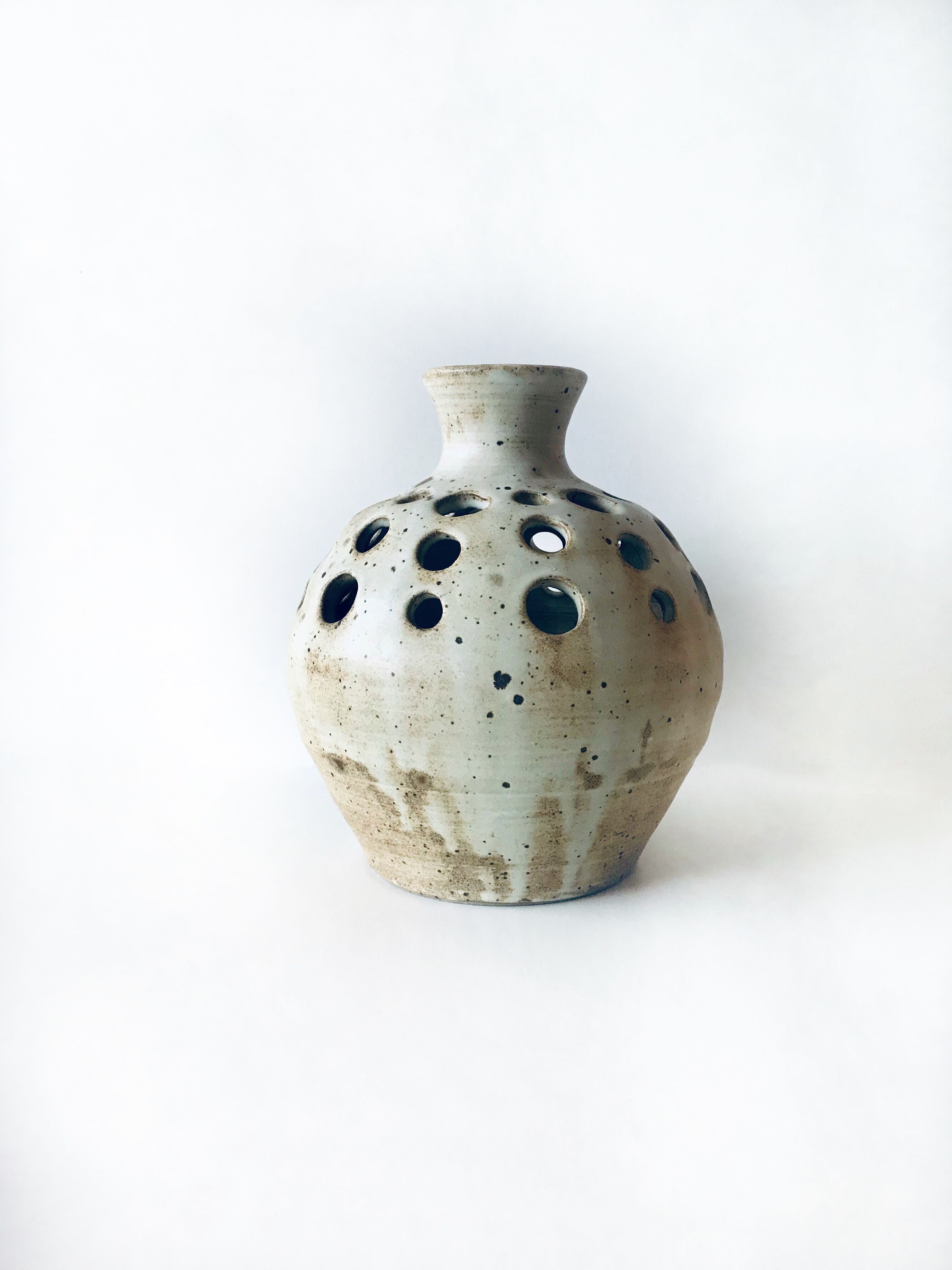 Ceramic vase pique flowers