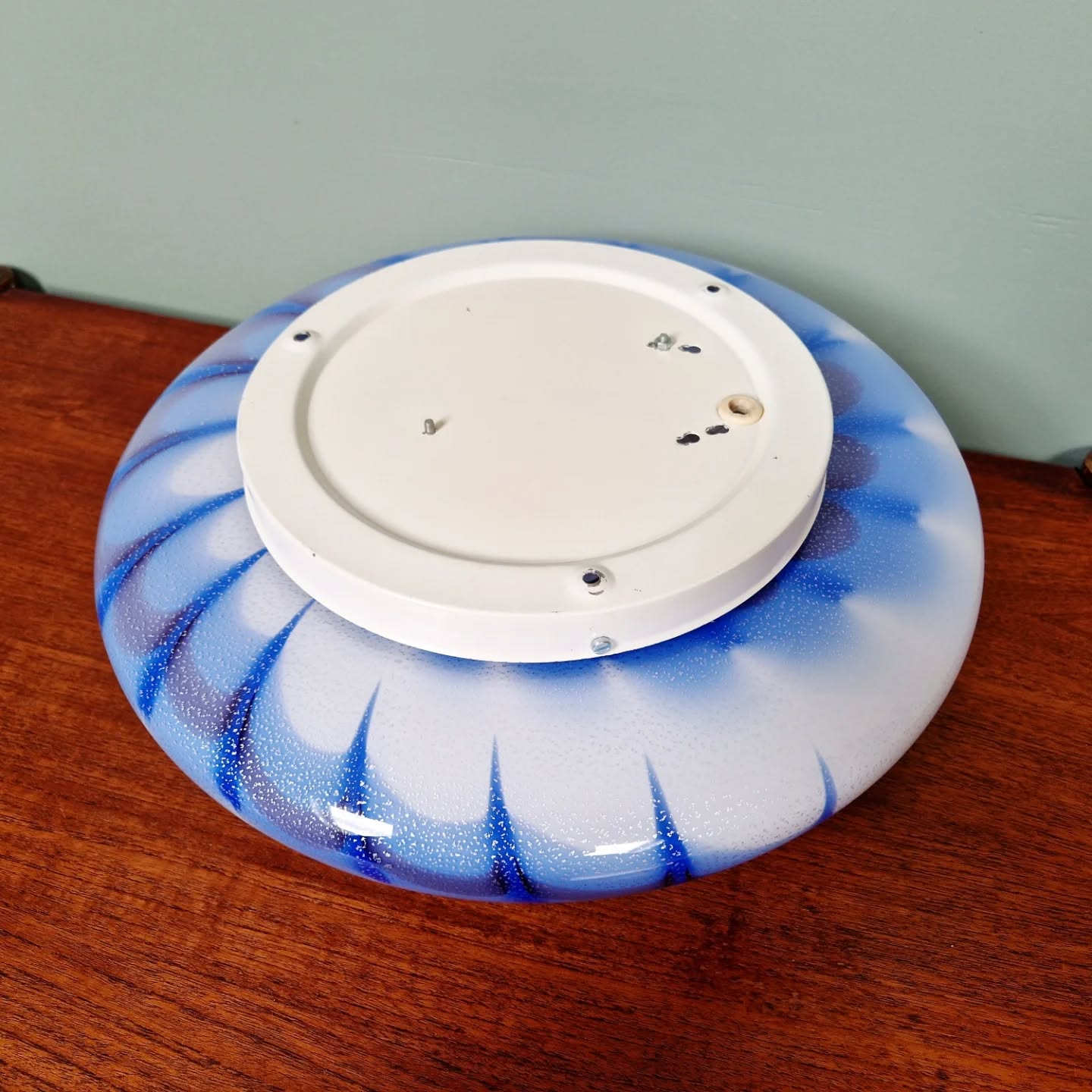 Ceiling light/wall sconce in blue and white Murano glass, 1970.