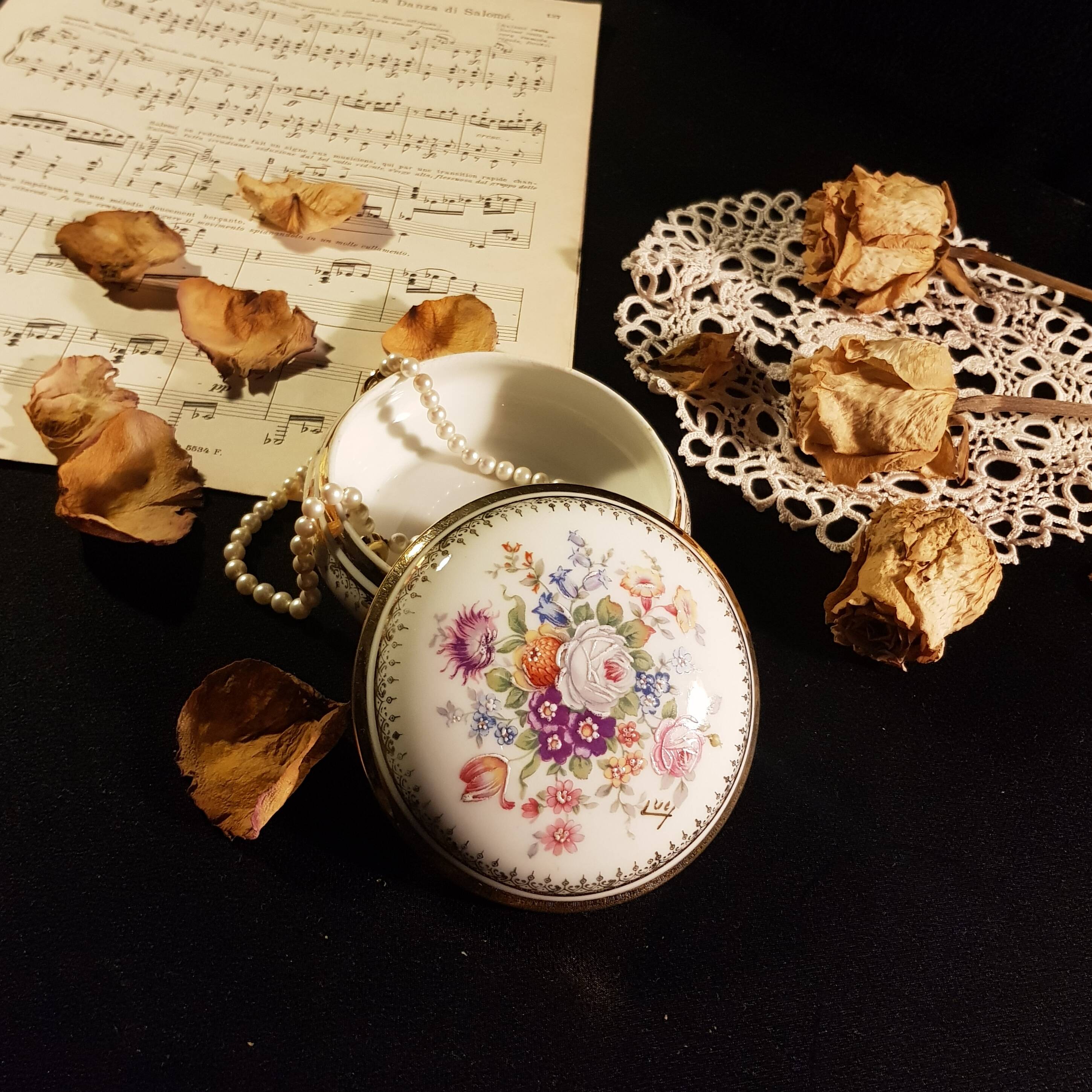 Small jewelry box or candy box