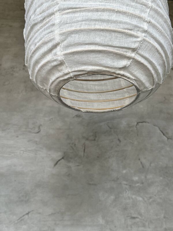 Très grande suspension en rotin et lin naturel japonisante en forme de lanterne H80 D65