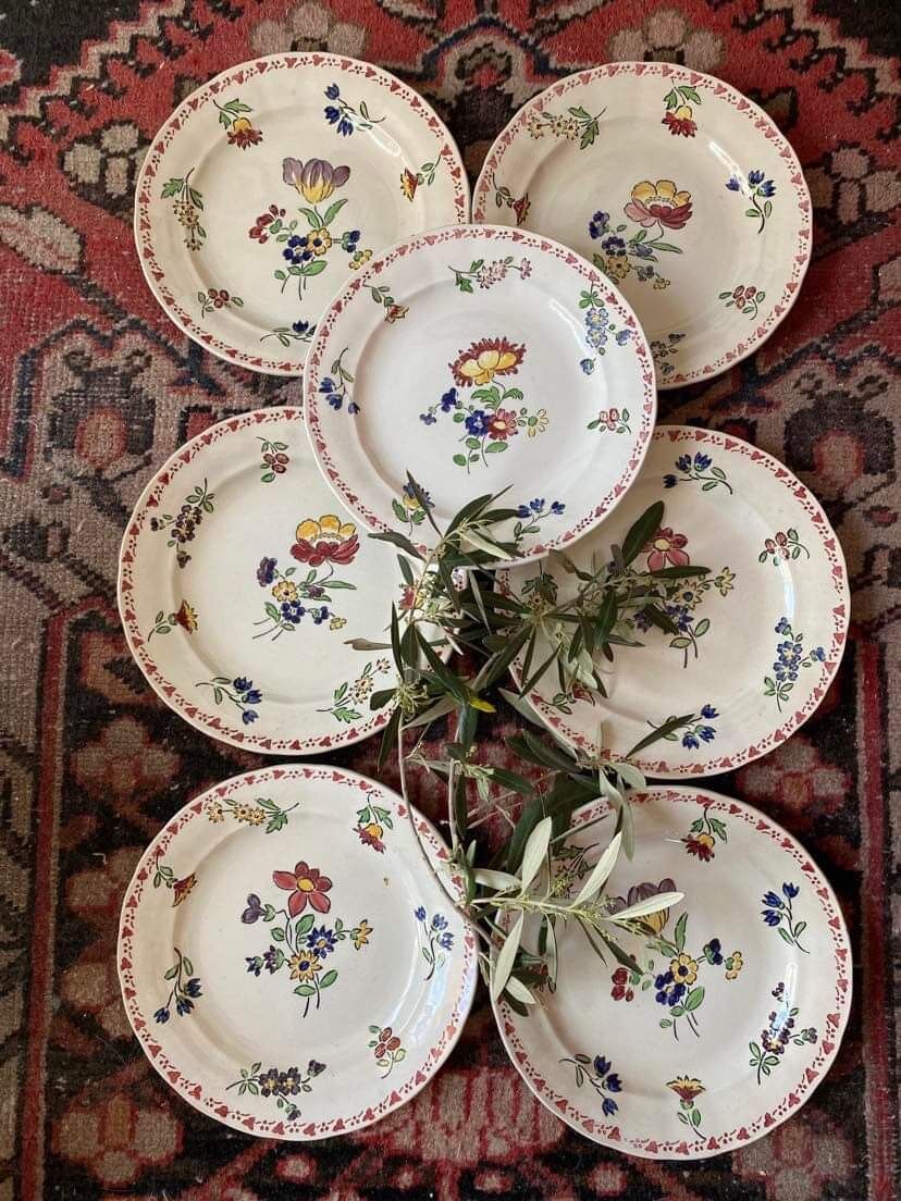 7 hand-painted flowered dinner plates.