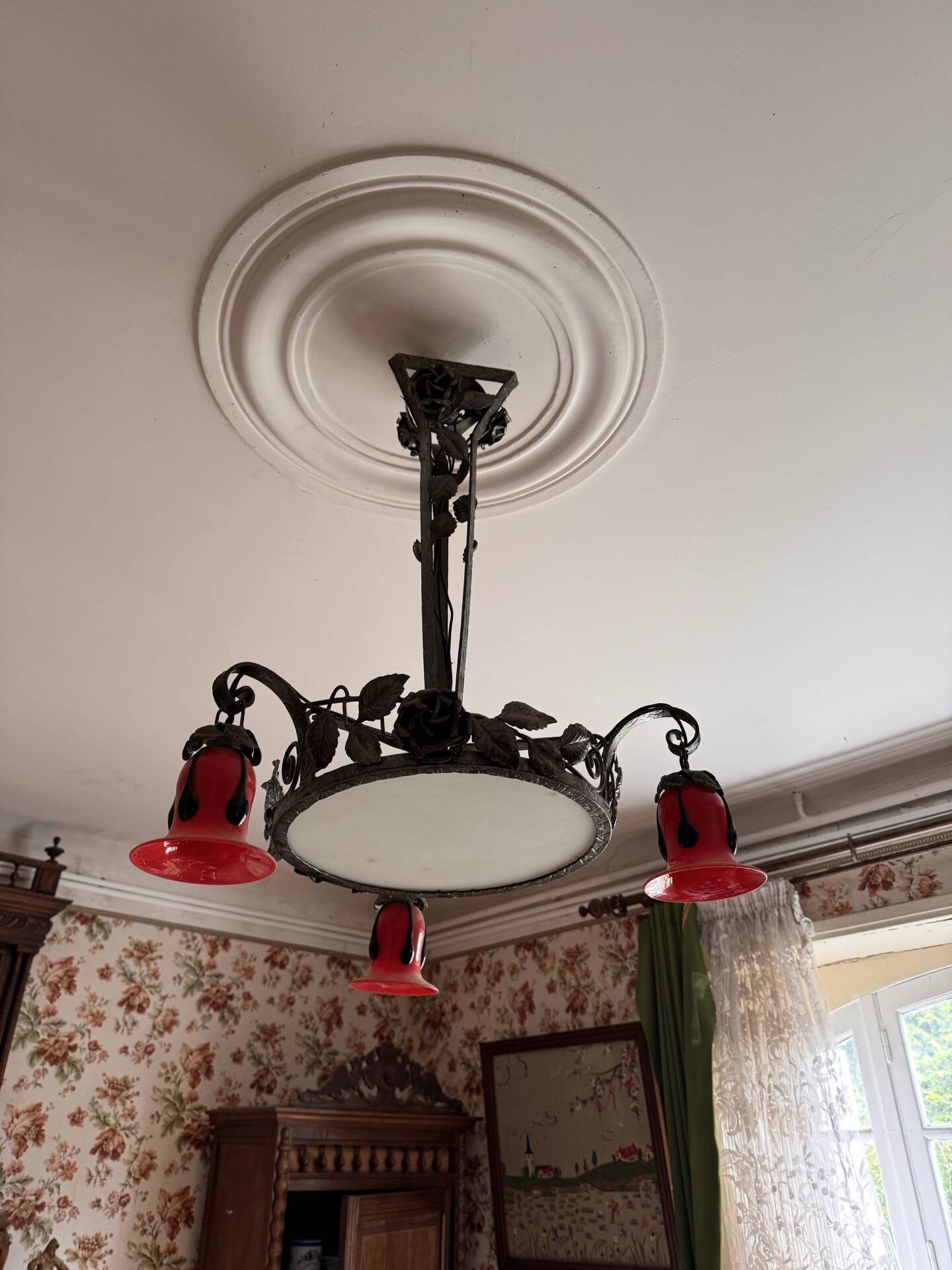 Superbe lustre Art nouveau en fer forgé à décor de roses – Début XXᵉ s