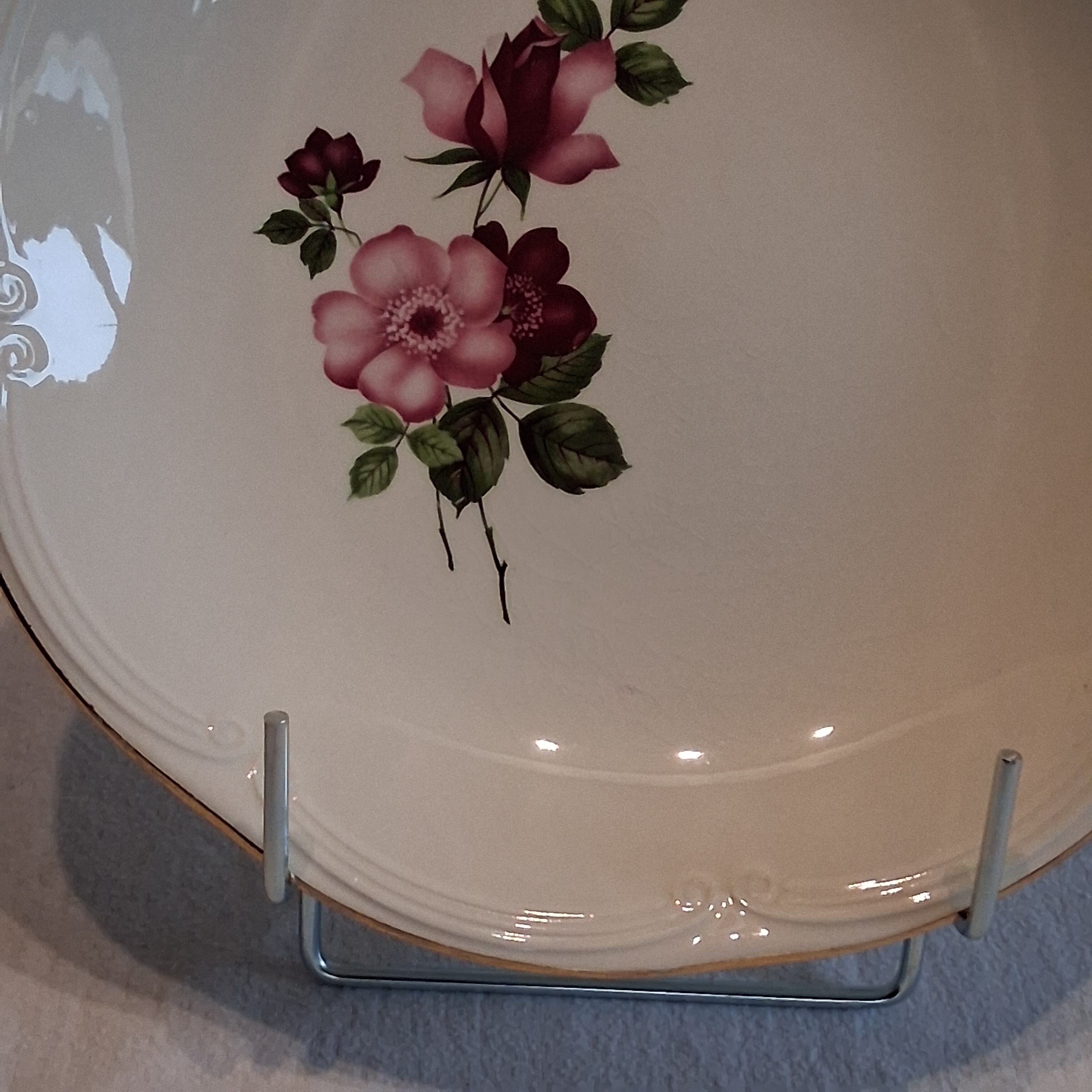 Very nice round serving dish from Gien model "Chinon" in very good condition.