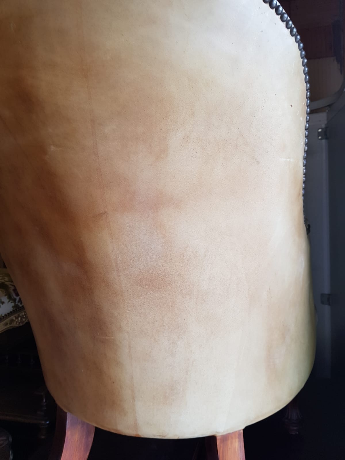 Chesterfield armchair in upholstered leather