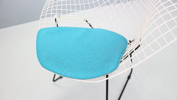 Chaise Diamond de Harry Bertoia en métal blanc et noir et nouvelle assise bleue
