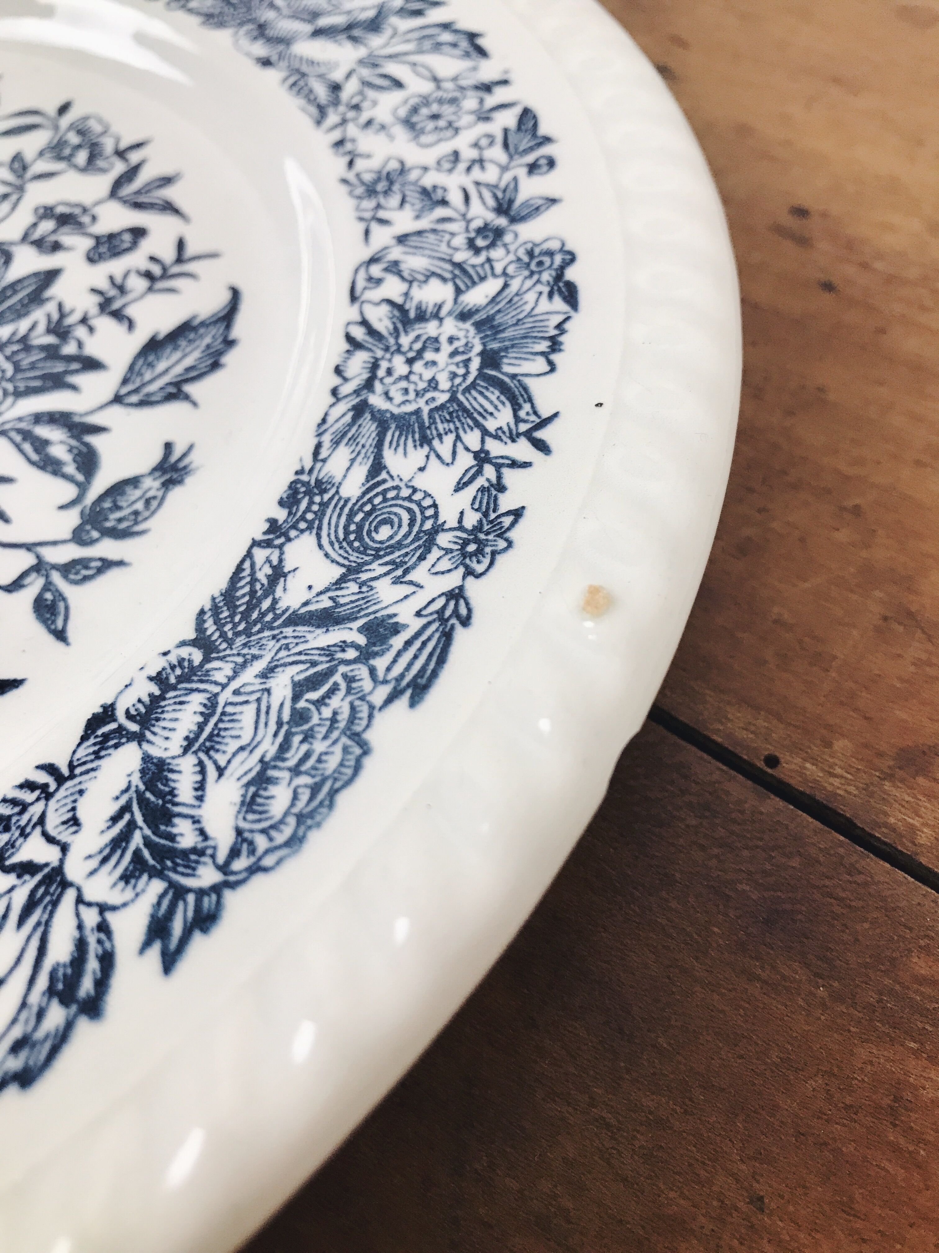 Plate decoration blue flowery