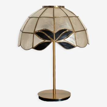 Table lamp with bi-color mother-of-pearl shade and brass foot